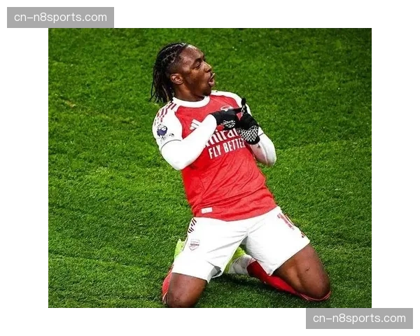 阿森纳埃泽世界波破僵局，枪手定位球战术再显威力